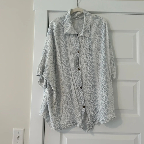 Talulah white/blue flowy button up top - Picture 1 of 3
